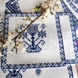 Broderet bordløber og mellemlægsservietter med blå mønster