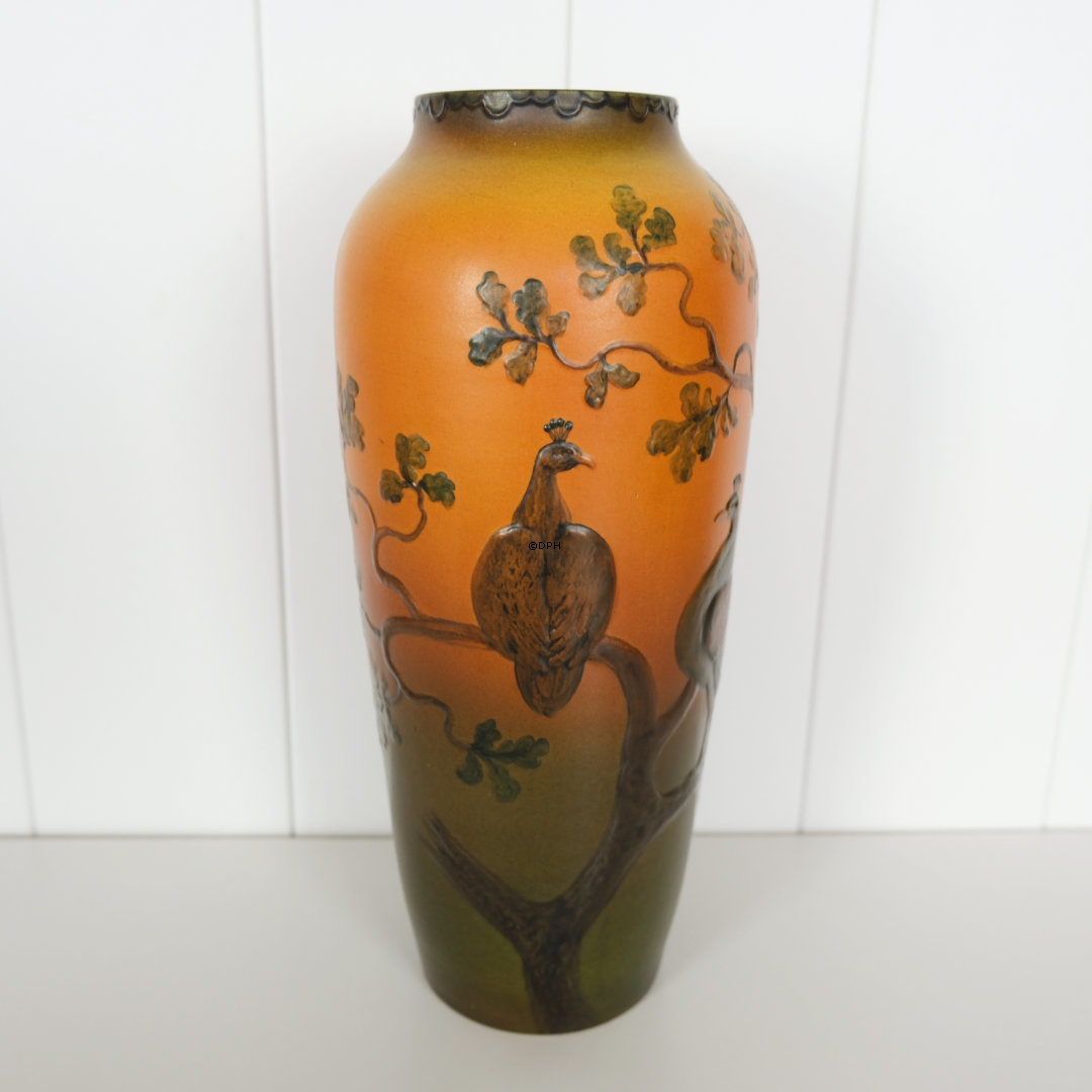 vHohe Ipsen-Vase mit Pfauen Nr. 70