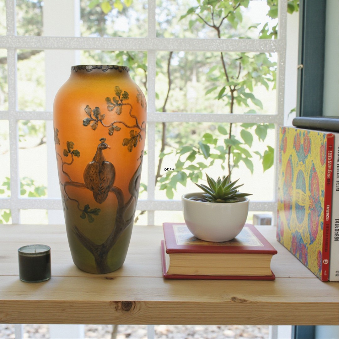 vHohe Ipsen-Vase mit Pfauen Nr. 70