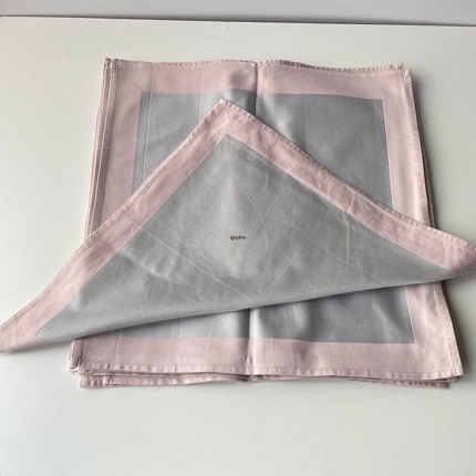 14 Servietten, rosa/grau, alt, jeweils 50 x 50 cm.