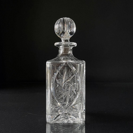 Karafe in Glas mit Schliffen am Stopfen und am Fuß