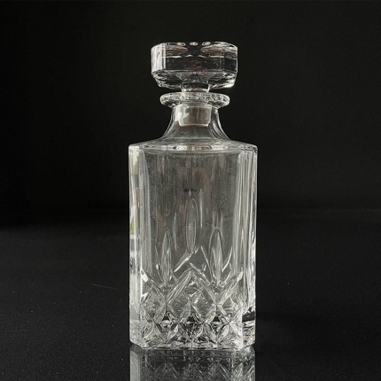 Karafe in Glas mit Schliffen am Stopfen und am Fuß