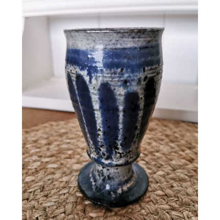 Gutte Eriksen Becher oder kleine Vase aus Keramik mit schöner blauer Glasur