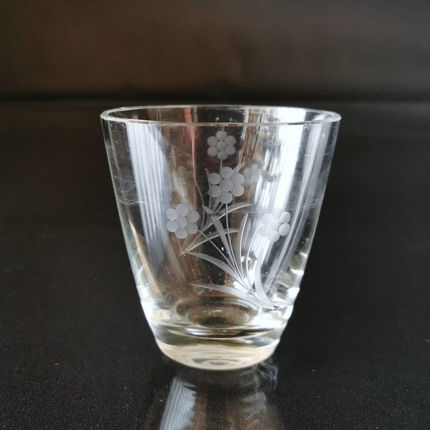 Kleine Glas Vase mit Schliffen, Blumen