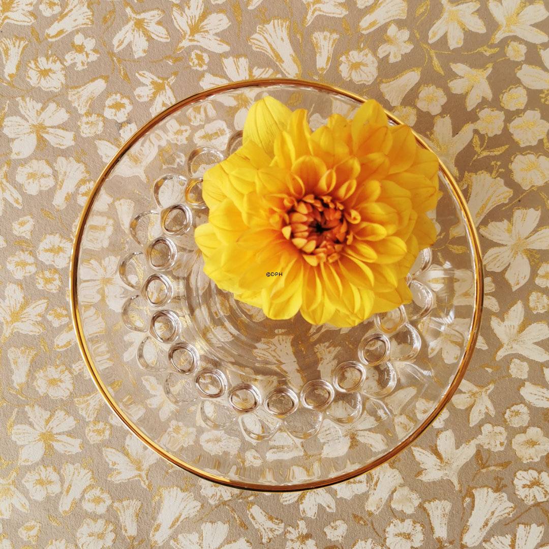 Lille fin glasasiet med slibninger i bunden og guldkant