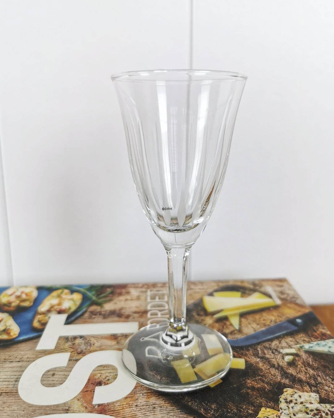 Rotweinglas mit Schliff