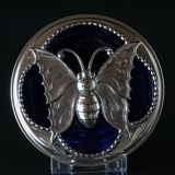 Blå glasskål med top af sølvplet med motiv af en sommerfugl
