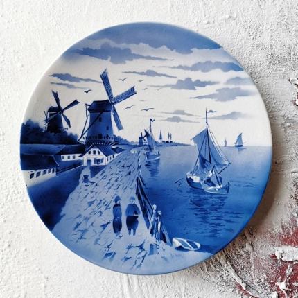 Platte med motiv af mølle og skib