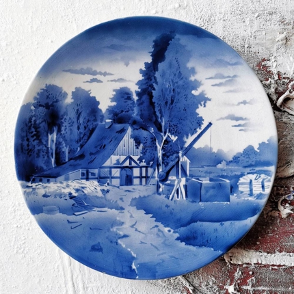 Platte med motiv af gård