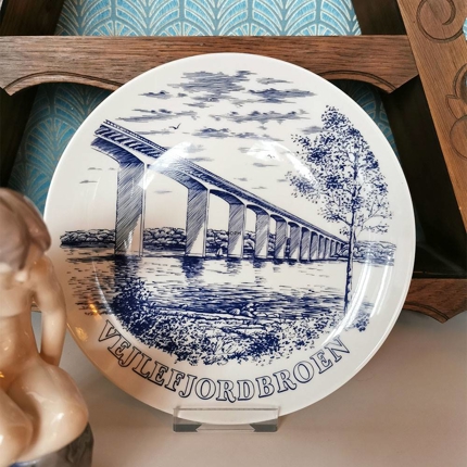 Platte med Vejlefjordbroen, Svane Porcelæn