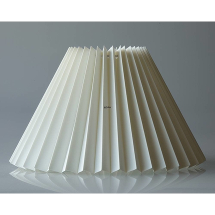 Pleated lamp shade of off white chintz fabric, sidelength 25cm