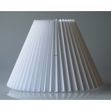 Pleated lamp shade of white chintz fabric, sidelength 40cm