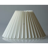 Pleated lamp shade of off white chintz fabric, sidelength 40cm