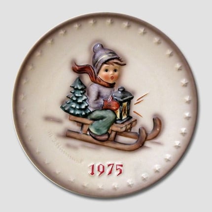Hummel Annual plate 1975 with boy on sleigh