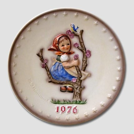 Hummel Annual plate 1976 with girl in tree with bird
