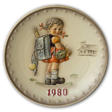 Hummel årsplatte 1980 Pige med skoletaske på vej til skole