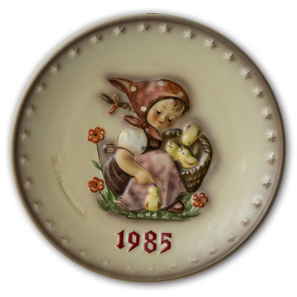 Hummel Annual Plate 1985 with girl with basket full of chickens.