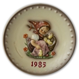 Hummel Annual Plate 1985 with girl with basket full of chickens.