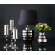 Sort bordlampe med elegante sølvstriber og skærm