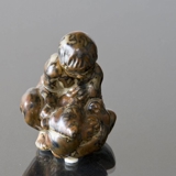 Junge kämpft mit Bär und gewinnt, Royal Copenhagen Steinzeug Figur Nr. 20245