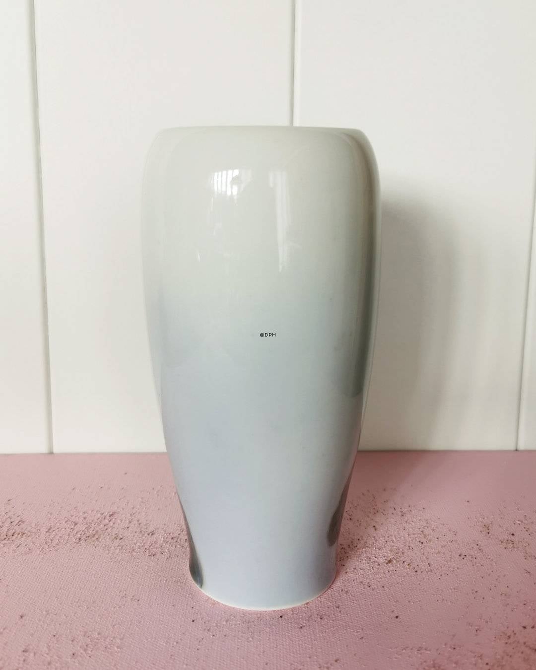 Vase mit roten Blumen, Bing & Gröndahl Nr. 254-235