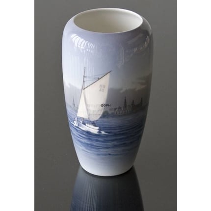 Vase med marine motiv og sejlbåd, Royal Copenhagen nr. 2609-1049