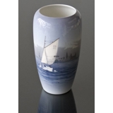 Vase med Seelandschaft und Segelboot, Royal Copenhagen Nr. 2609-1049