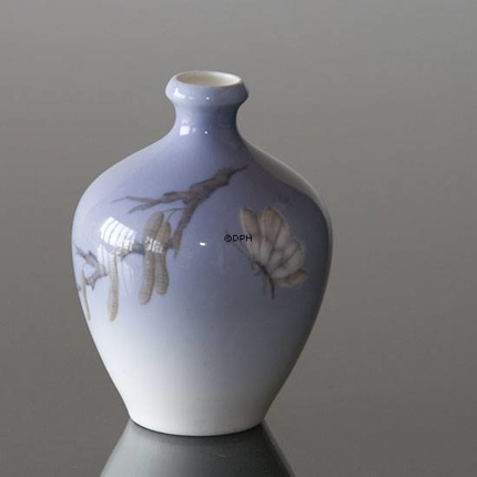 Vase med Hasselkvist og sommerfugl, Royal Copenhagen nr. 2654-396