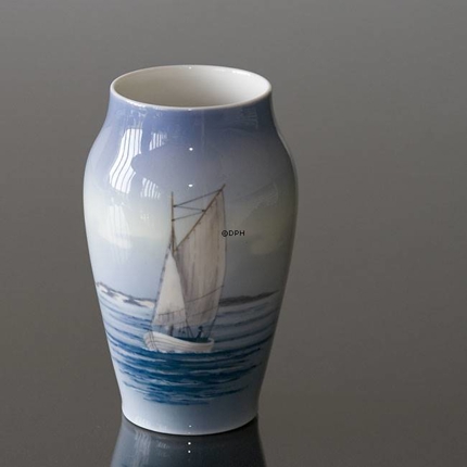 Vase mit Meerblick und Segelboot, Royal Copenhagen Nr. 2901-2037