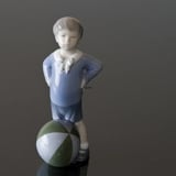 Junge mit Ball, Royal Copenhagen Figur Nr. 3542
