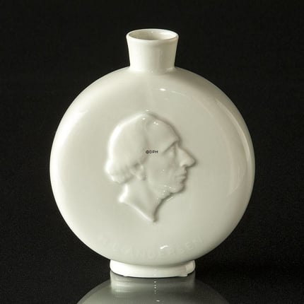 Weiße Vase Royal Copenhagen mit Hans Christian Andersen und Schwane Nr. 4217