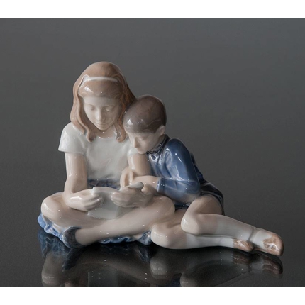 Girl and Boy sitting, Royal Copenhagen figurine No. 4670