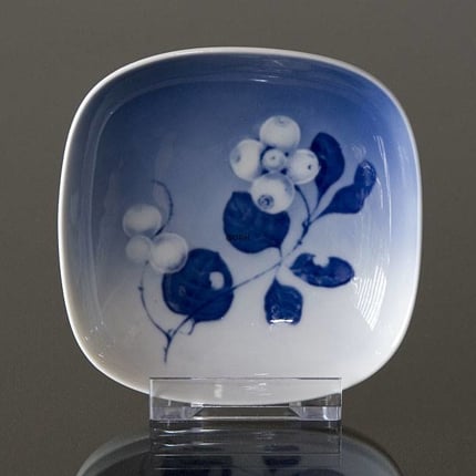 Schale mit Blume, blau auf weiß, Royal Copenhagen Schale Nr. 4830