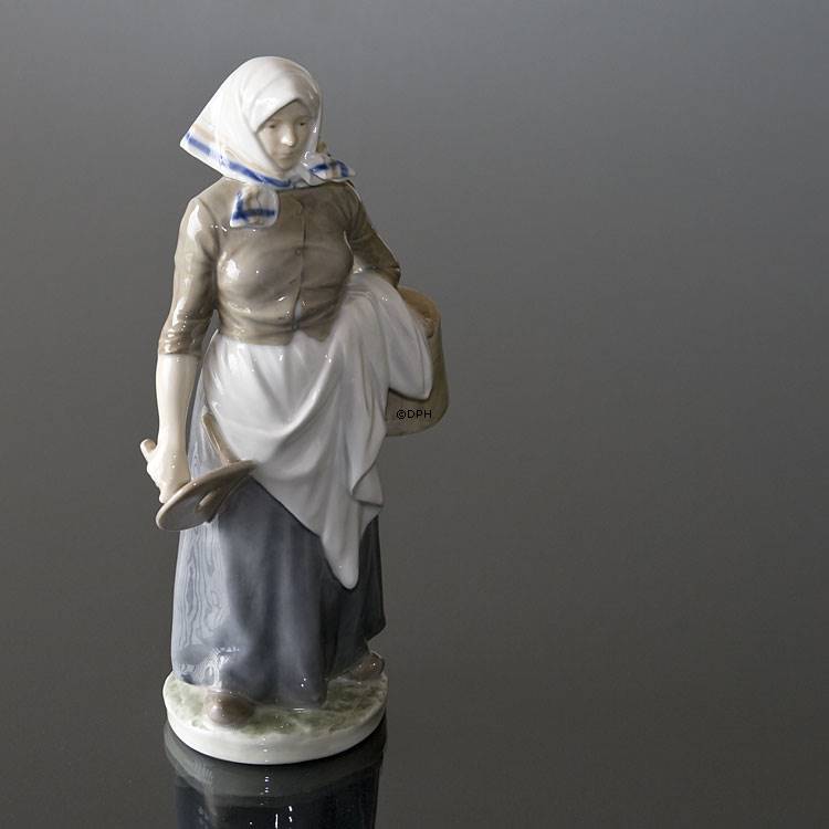 Milkmaid, Royal Copenhagen figurine No. 899 | No. R899 | Christian 