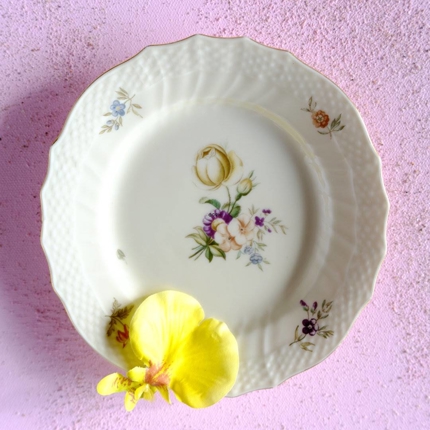 Royal Copenhagen Frijsenborg kagetallerken nr. 910-1626, forskellige blomstermotiver