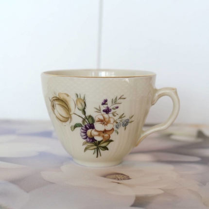 Royal Copenhagen Frijsenborg kaffekop nr. 910-1870, forskellige blomstermotiver
