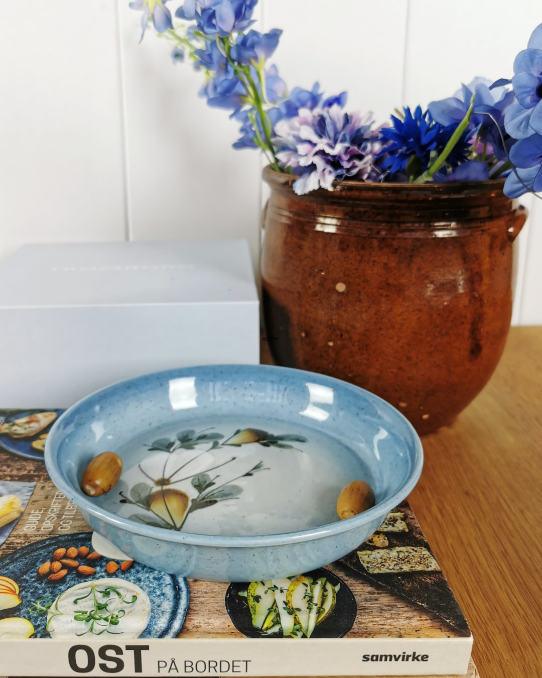 Schale mit Blumen und Zweigen, Royal Copenhagen Nr. 967-3894