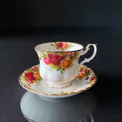 Royal Albert Old Country Roses Tea Cup, diameter: Saucer 14 cm / Cup 9 cm