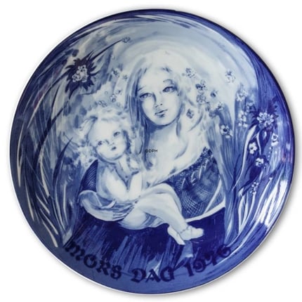1976 Royal Heidelberg Mother's Day plate, Mother with child