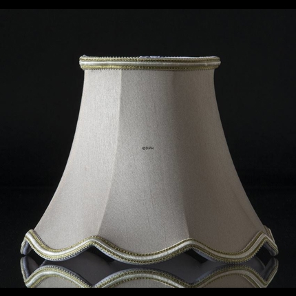 Håndsyet kantet lampeskærm med buer 15 i betrukket med off white silke | Nr. U151018D3584R | Alt. U151018F3584R | DPH Trading