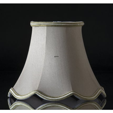 Håndsyet kantet lampeskærm med buer 15 cm i højden betrukket med off white silke