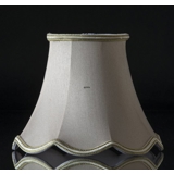 Håndsyet kantet lampeskærm med buer 16 cm i højden betrukket med off white silke