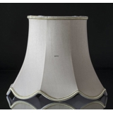 Håndsyet kantet lampeskærm med buer 22 cm i højden betrukket med off white silke