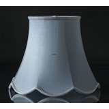 Håndsyet kantet lampeskærm med buer 32 cm i højden, lys blå silke stof