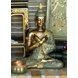 Buddha sitzend mit 
verschränkten Armen in Kontemplation, Goldfarbe Polyresin