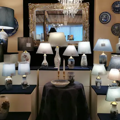 Klassiske bordlamper og lampeskærme, figurer, vaser, skåle, nyt og gammelt