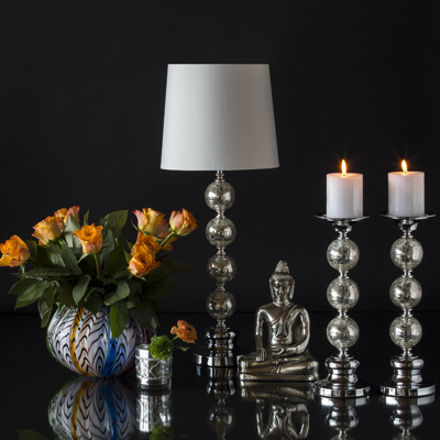 Farverig glasvase med buddha, lampe og lysestager