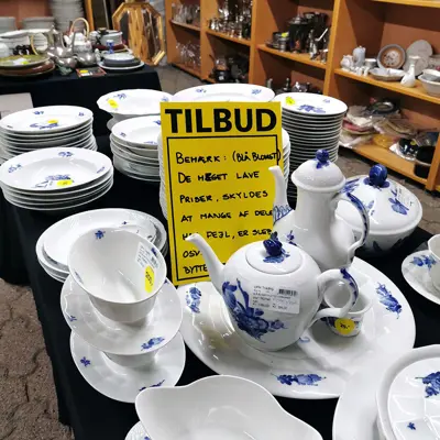 Udforsk tilbud på Blå Blomst stel i Odense butikken - unik dansk porcelænshistorie til særlige priser.
