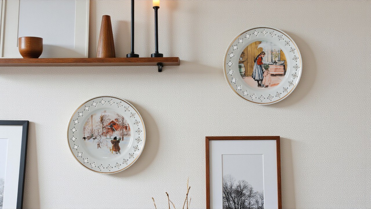 Carl Larsson platter af Bing & Grøndahl som en del af vægpynt i moderne hjem.
